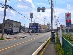 ドラッグストアセキ 白鍬店のお向かい、セブン-イレブン さいたま八王子５丁目店のお隣に当店がございます